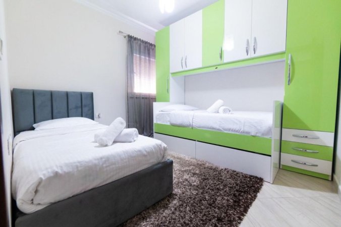 Tirane, jepet me qera apartament 2+1 Kati 2, 90 m² 700 € (Ish Fusha Aviacionit)