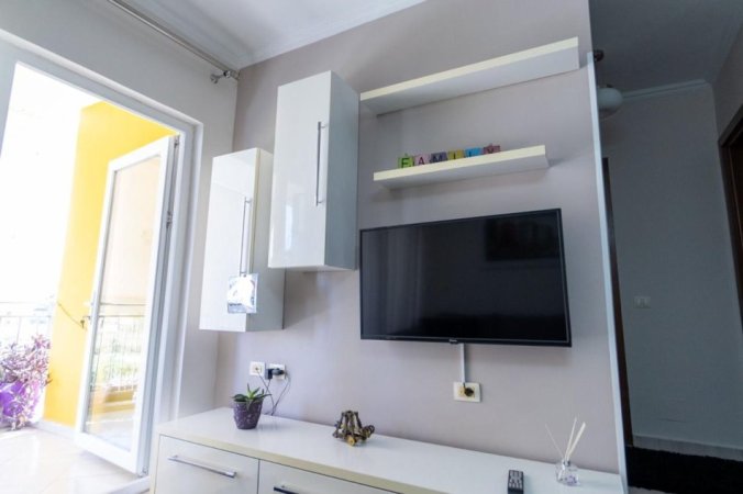 Tirane, jepet me qera apartament 2+1 Kati 2, 90 m² 700 € (Ish Fusha Aviacionit)