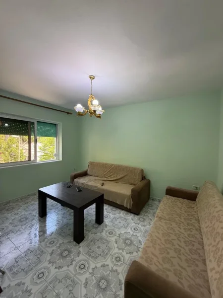 Tirane, jepet me qera apartament 1+1 , 400 € (ALI DEMI)