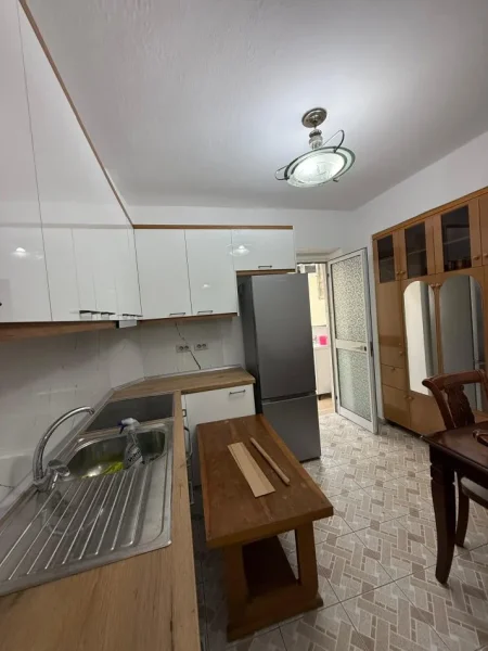 Tirane, jepet me qera apartament 1+1 , 400 € (ALI DEMI)