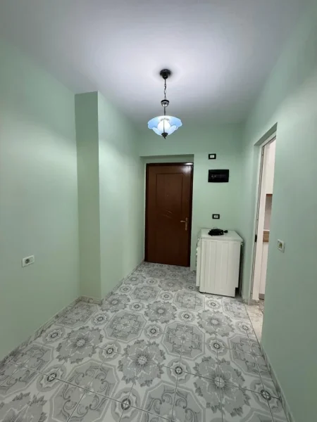 Tirane, jepet me qera apartament 1+1 , 400 € (ALI DEMI)