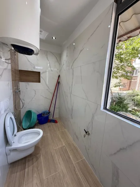 Tirane, jepet me qera apartament 1+1 , 400 € (ALI DEMI)