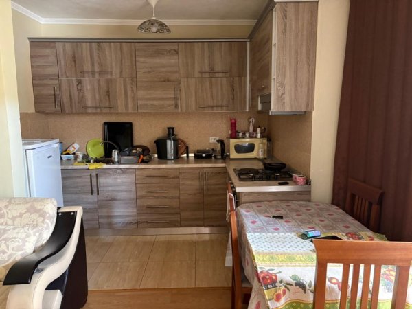 Tirane, ndarje qeraje me vajze apartament 2+1 Kati 5, 90 m² 160 € (Don Bosko, Prane Kafes Artisti)