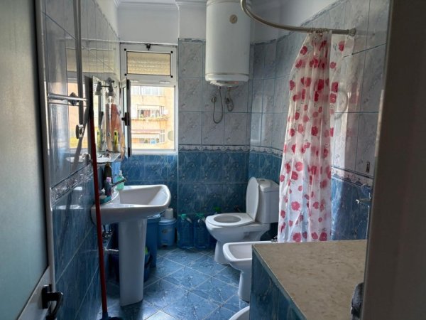 Tirane, ndarje qeraje me vajze apartament 2+1 Kati 5, 90 m² 160 € (Don Bosko, Prane Kafes Artisti)