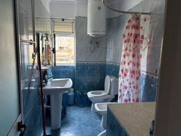 Tirane, ndarje qeraje me vajze apartament 2+1 Kati 5, 90 m² 160 € (Don Bosko, Prane Kafes Artisti)