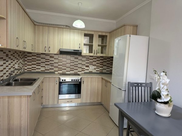 Tirane, jepet me qera apartament 2+1+Ballkon Kati 2, 94 m² 600 € (Selvia)