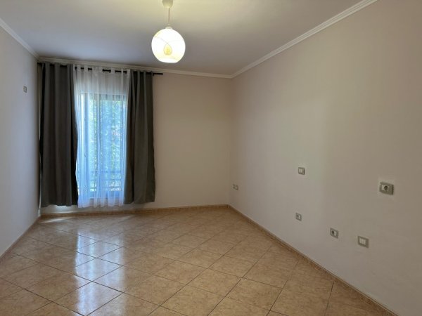Tirane, jepet me qera apartament 2+1+Ballkon Kati 2, 94 m² 600 € (Selvia)
