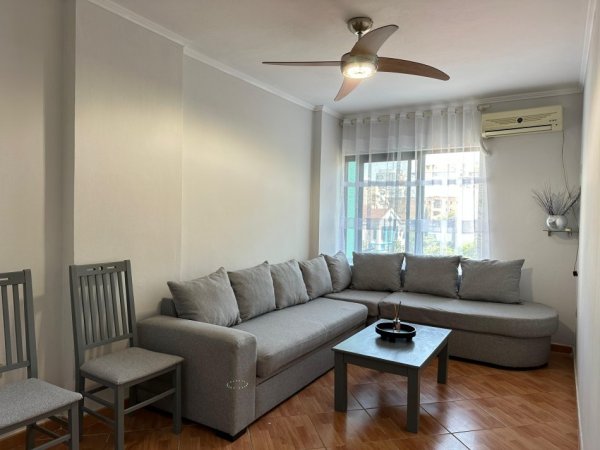 Tirane, jepet me qera apartament 2+1+Ballkon Kati 2, 94 m² 600 € (Selvia)