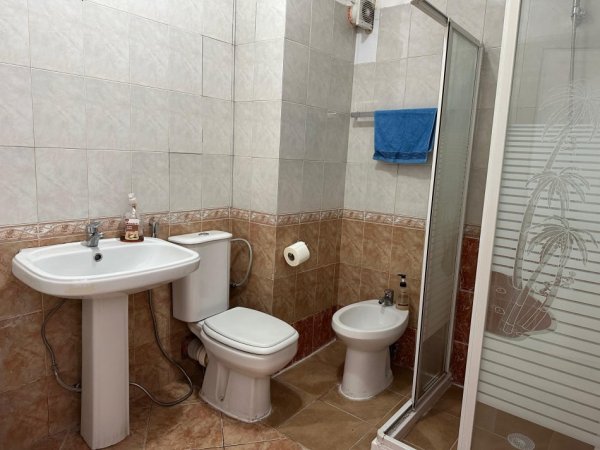 Tirane, jepet me qera apartament 2+1+Ballkon Kati 2, 94 m² 600 € (Selvia)