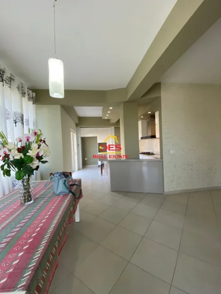 Vlore, shitet apartament 3+1+Ballkon Kati 3, 220 m² 180.000 € (Rruga sulejman Delvina)