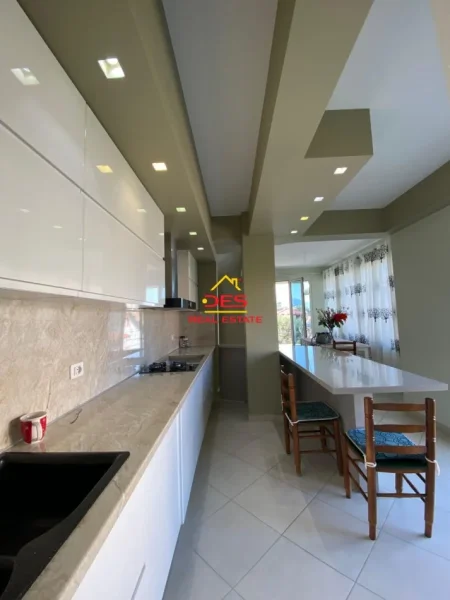 Vlore, shitet apartament 3+1+Ballkon Kati 3, 220 m² 180.000 € (Rruga sulejman Delvina)