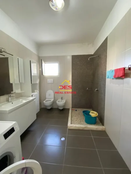 Vlore, shitet apartament 3+1+Ballkon Kati 3, 220 m² 180.000 € (Rruga sulejman Delvina)