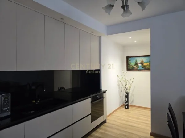 Tirane, jepet me qera apartament 2+1+Ballkon Kati 3, 93 m² 700 € (Action116109)