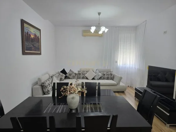 Tirane, jepet me qera apartament 2+1+Ballkon Kati 3, 93 m² 700 € (Action116109)