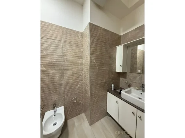 Tirane, jepet me qera apartament 1+1+Ballkon Kati 6, 65 m² 600 € (smart115194)