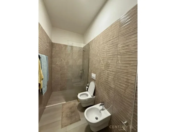 Tirane, jepet me qera apartament 1+1+Ballkon Kati 6, 65 m² 600 € (smart115194)