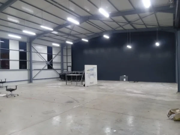 Tirane, jepet me qera magazine Kati 0, 300 m² 2.000 € (Rruga Industriale)