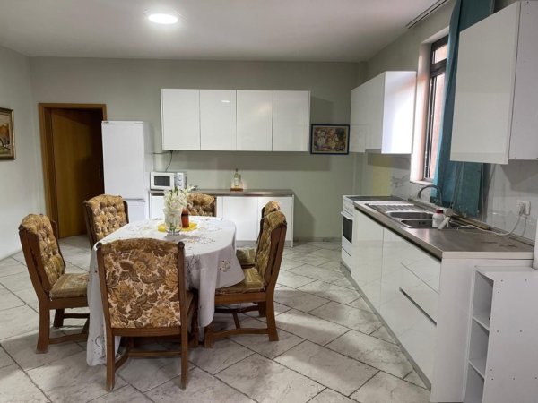 Jepet me qera apartament ne shtepi private 2+1 , 140 m² 600 Euro (Rruga Qemal Stafa, 7 minuta me qendren)