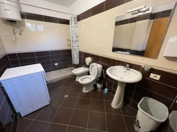 Jepet me qera apartament ne shtepi private 2+1 , 140 m² (Rruga Qemal Stafa, 7 minuta me qendren)