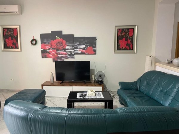 Jepet me qera apartament ne shtepi private 2+1 , 140 m² 600 Euro (Rruga Qemal Stafa, 7 minuta me qendren)