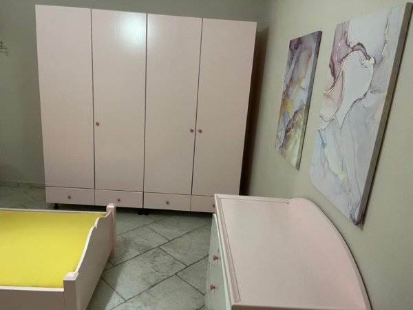 Jepet me qera apartament ne shtepi private 2+1 , 140 m² 600 Euro (Rruga Qemal Stafa, 7 minuta me qendren)