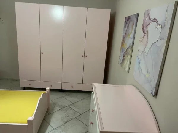 Jepet me qera apartament ne shtepi private 2+1 , 140 m² (Rruga Qemal Stafa, 7 minuta me qendren)