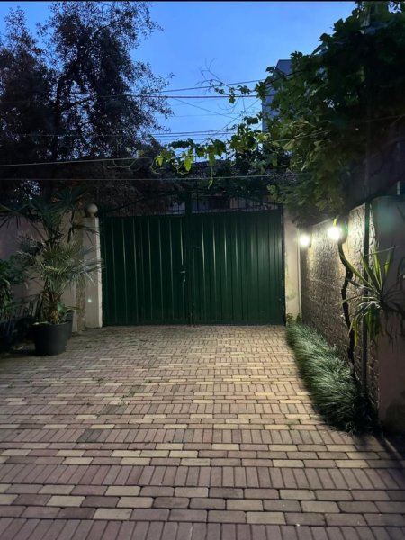 Jepet me qera apartament ne shtepi private 2+1 , 140 m² 600 Euro (Rruga Qemal Stafa, 7 minuta me qendren)