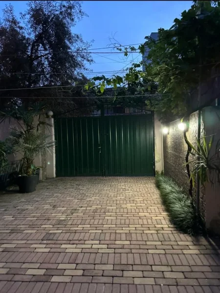 Jepet me qera apartament ne shtepi private 2+1 , 140 m² (Rruga Qemal Stafa, 7 minuta me qendren)