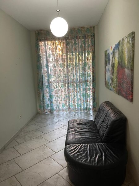 Jepet me qera apartament ne shtepi private 2+1 , 140 m² 600 Euro (Rruga Qemal Stafa, 7 minuta me qendren)