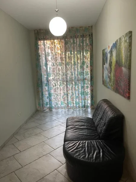 Jepet me qera apartament ne shtepi private 2+1 , 140 m² (Rruga Qemal Stafa, 7 minuta me qendren)