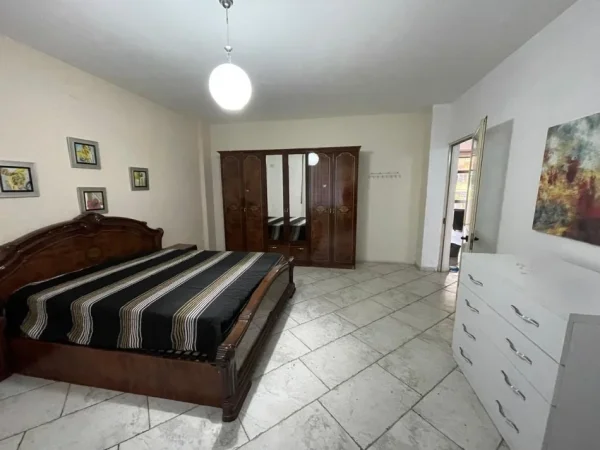 Jepet me qera apartament ne shtepi private 2+1 , 140 m² (Rruga Qemal Stafa, 7 minuta me qendren)
