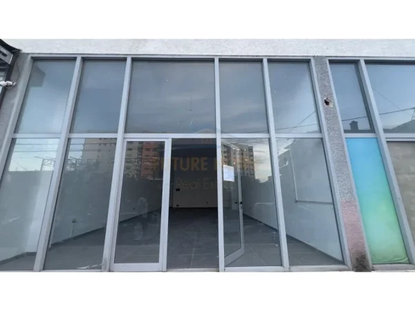Tirane, jepet me qera dyqan Kati 0, 80 m² 500 € (Unaza e Re)