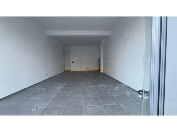 Tirane, jepet me qera dyqan Kati 0, 80 m² 500 € (Unaza e Re)