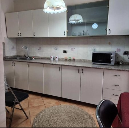 Tirane, jepet me qera 1+1+Aneks+Ballkon Kati 2, 61 m² 500 € (Rruga 4 Dëshmorët ( Pranë Kompleksit Halili ))