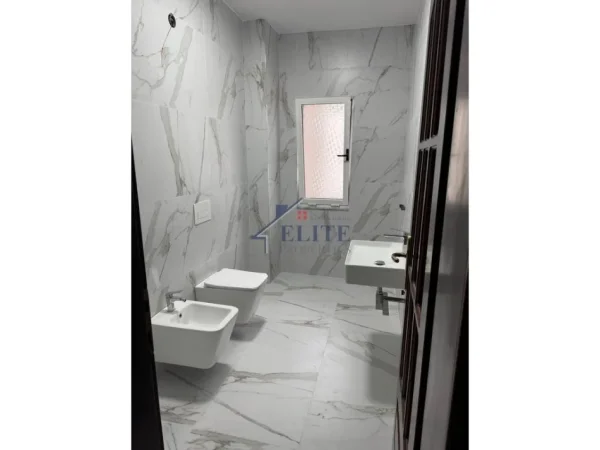 Tirane, jepet me qera zyre Kati 4, 178 m² 1.800 € (Sheshi Willson)