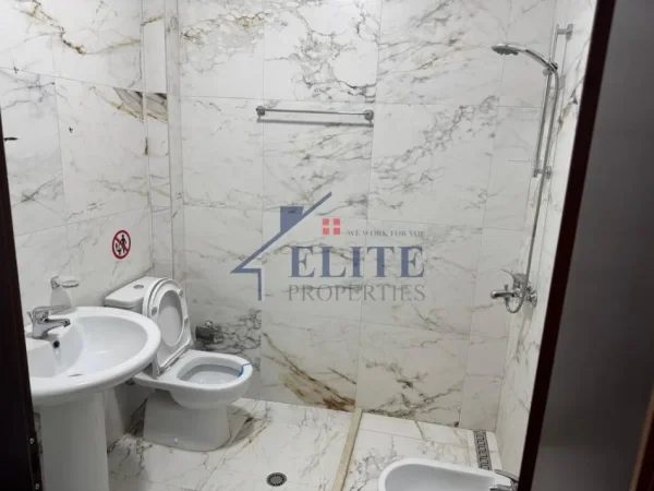 Tirane, jepet me qera zyre Kati 4, 178 m² 1.800 € (Sheshi Willson)
