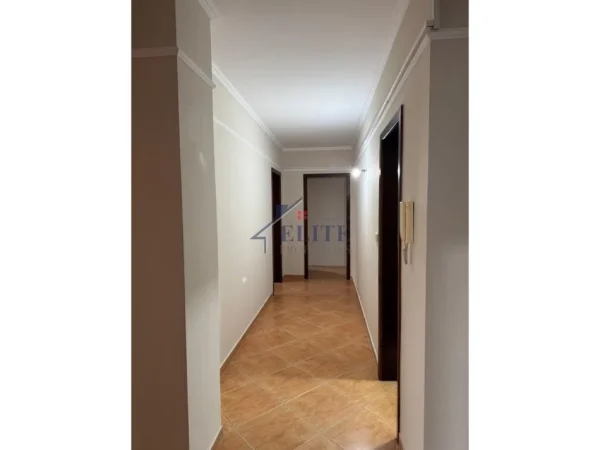 Tirane, jepet me qera zyre Kati 4, 178 m² 1.800 € (Sheshi Willson)