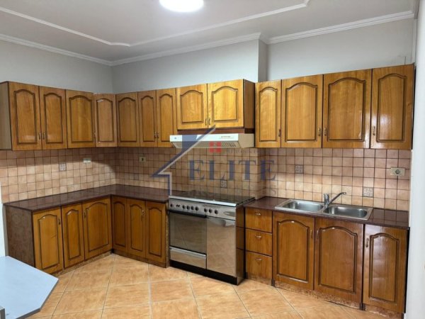 Tirane, jepet me qera zyre Kati 4, 178 m² 1.800 € (Sheshi Willson)