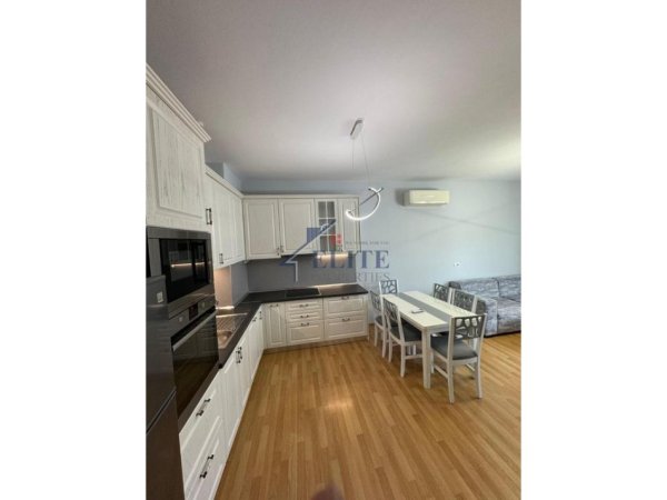 Tirane, jepet me qera apartament 2+1+Ballkon Kati 5, 95 m² 800 € (21 Dhjetori)