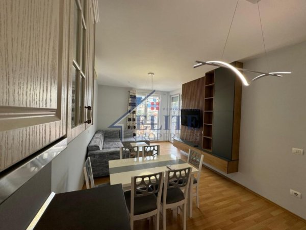 Tirane, jepet me qera apartament 2+1+Ballkon Kati 5, 95 m² 800 € (21 Dhjetori)