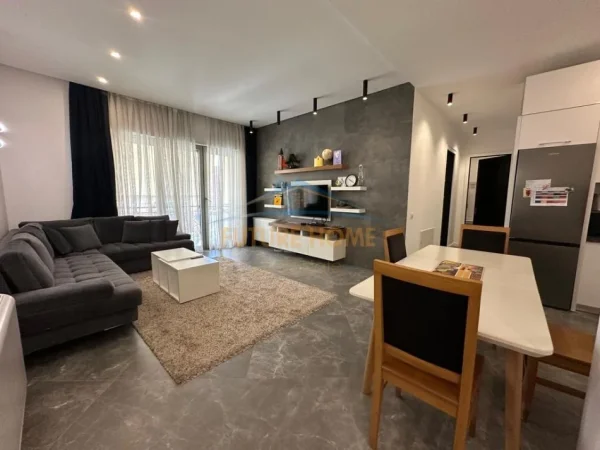 Tirane, jepet me qera apartament 2+1+Ballkon Kati 5, 1.300 € (Kompleksi Deliorgji)