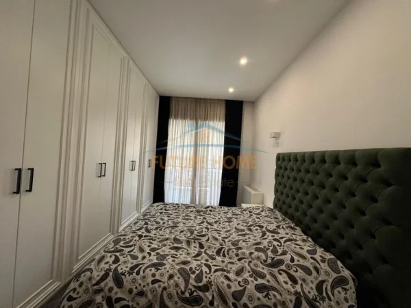 Tirane, jepet me qera apartament 2+1+Ballkon Kati 5, 1.300 € (Kompleksi Deliorgji)
