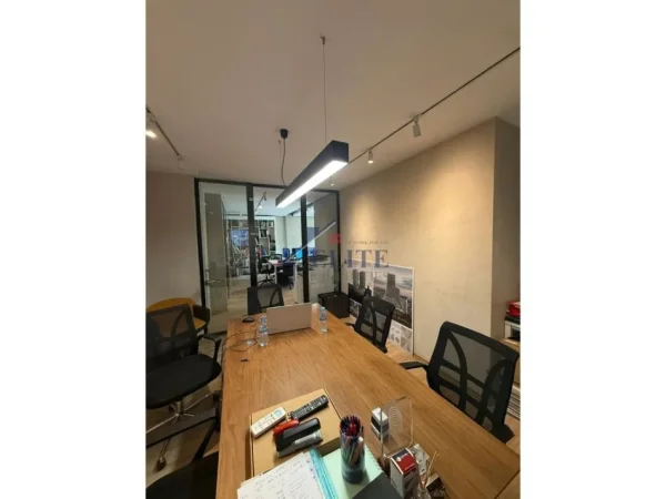 Tirane, jepet me qera zyre Kati 2, 110 m² 1.000 € (Sami Frasheri)