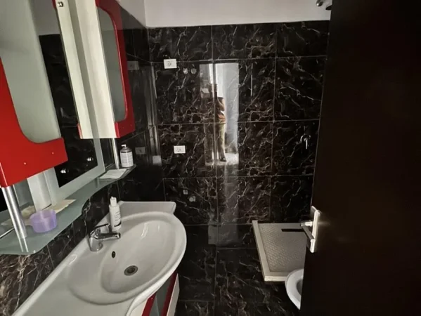 TE MYSLYM SHYRI JAPIM ME QERA 2 APART NGA 1+1 PER ZYRE DHE/OSE BANIM, 500 Euro/secili
