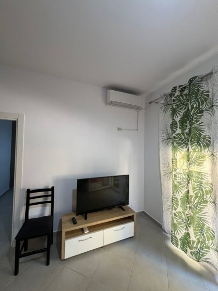 Tirane, jepet me qera apartament 1+1+Ballkon Kati 1, 70 m² 450 € (kodra e diellit)