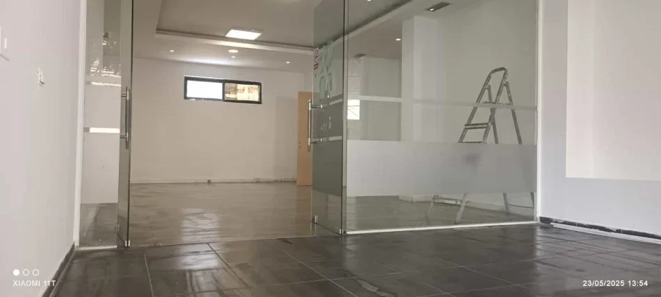 Tirane, jepet me qera dyqan Kati 0, 70 m² 900 € (21 dhjetori)