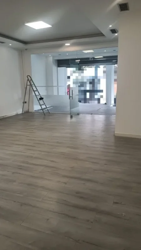 Tirane, jepet me qera dyqan Kati 0, 70 m² 900 € (21 dhjetori)
