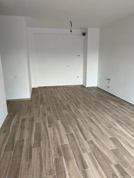 Tirane, jepet me qera zyre Kati 5, 100 m² 500 € (kongresi i manastirit)
