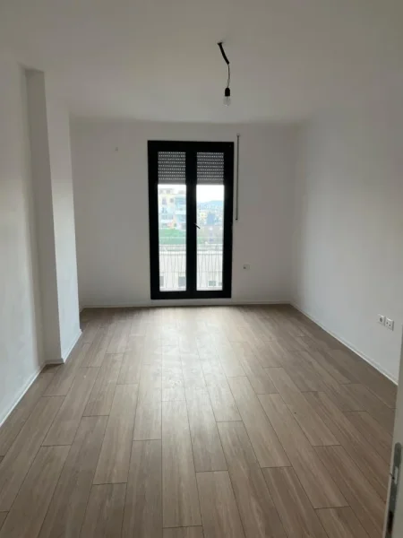 Tirane, jepet me qera zyre Kati 5, 100 m² 500 € (kongresi i manastirit)