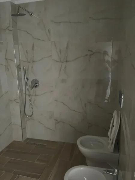 Tirane, jepet me qera zyre Kati 5, 100 m² 500 € (kongresi i manastirit)